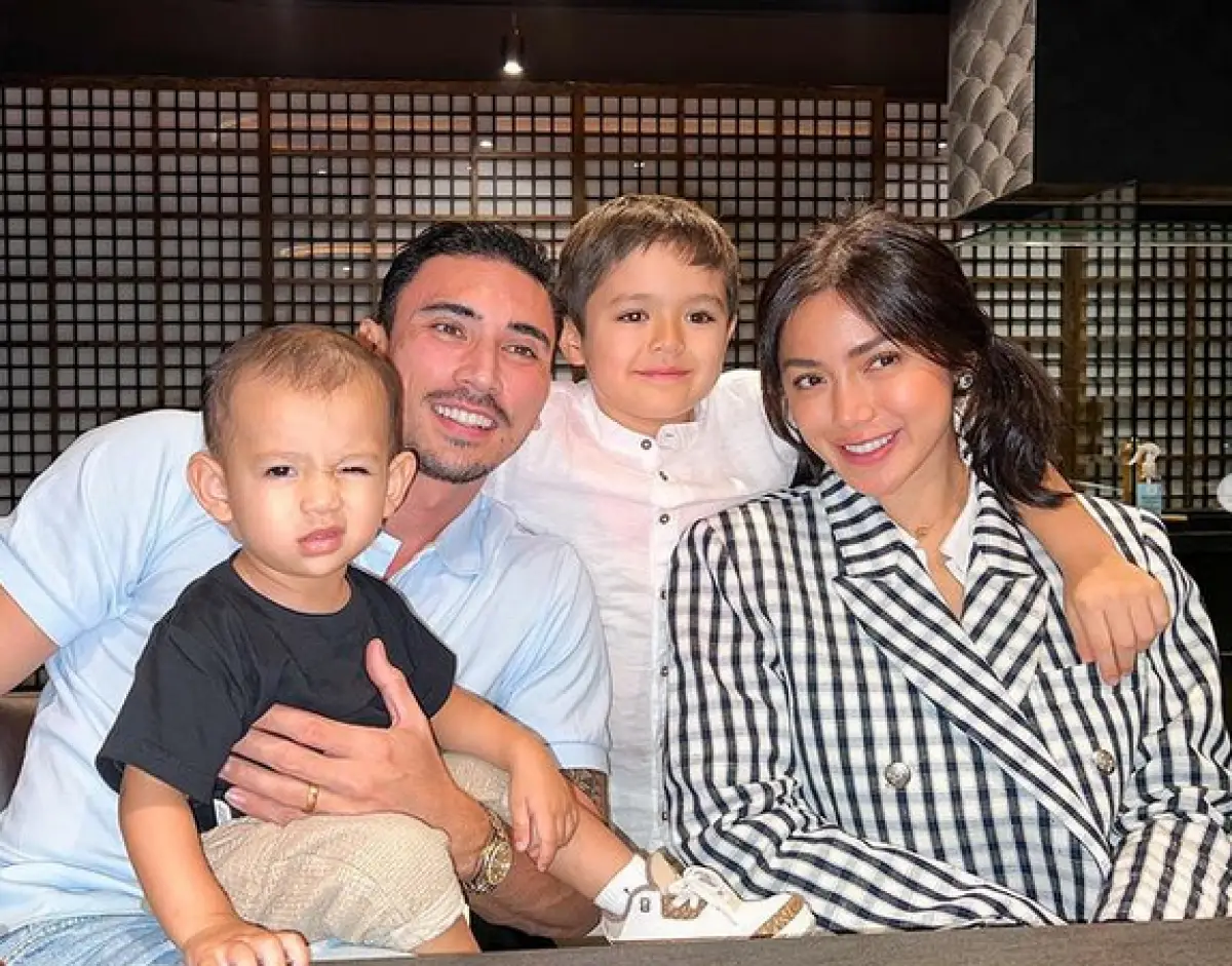 Jessica Iskandar dan keluarganya (Sumber : Instagram/@inijedar)
