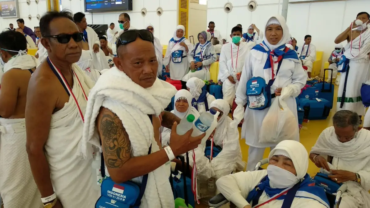 Jemaah haji asal Indonesia yang memiliki tato permanen di tubuhnya. Memiliki tato tak menghalangi ibadah hajinya. (Sumber : kemenag.go.id)
