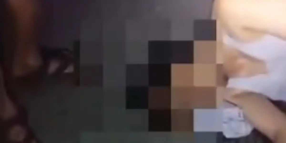 Pria terkapar di tengah jalan usai minum cairan pembersih akibat kalah judi (Sumber : Instagram/@mood.toraja)