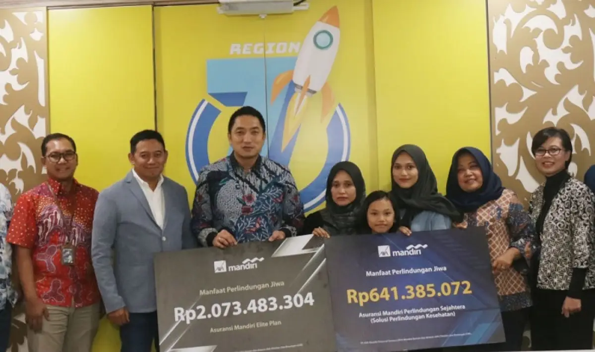 Penyerahan klaim kepada nasabah di Semarang oleh Regional CEO Bank Mandiri Jateng-DIY Hendra Wahyudi dan Direktur AXA Mandiri Rudi Nugraha di Semarang, Jumat 28 Juli 2023.