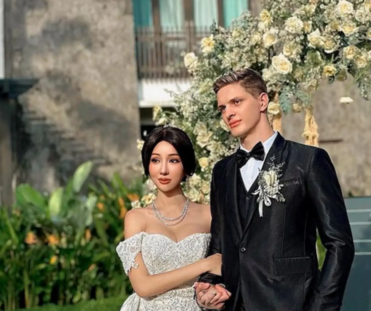 Lucinta Luna resmi bertunangan dengan kekasih bulenya yakni Alan (Sumber : Instagram/@lucintaluna_manjalita)