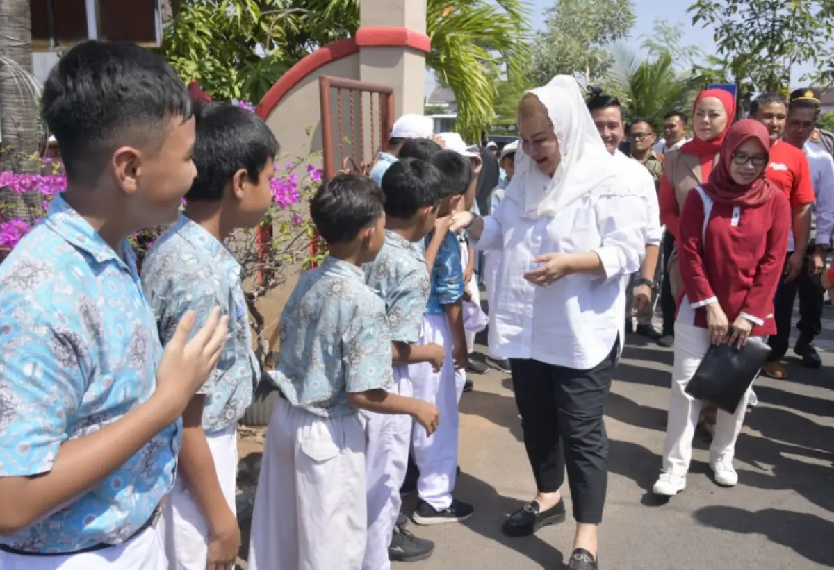 Ilustrasi | Mbak Ita tegaskan sekolah dilarang tarik pungutan seragam dan buku. (Sumber : semarangkota.go.id)