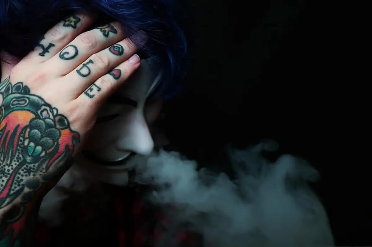 Ilustrasi perokok yang ingin menghapus tato, sebaiknya kurangi rokok dahulu. (Sumber : Pikist)