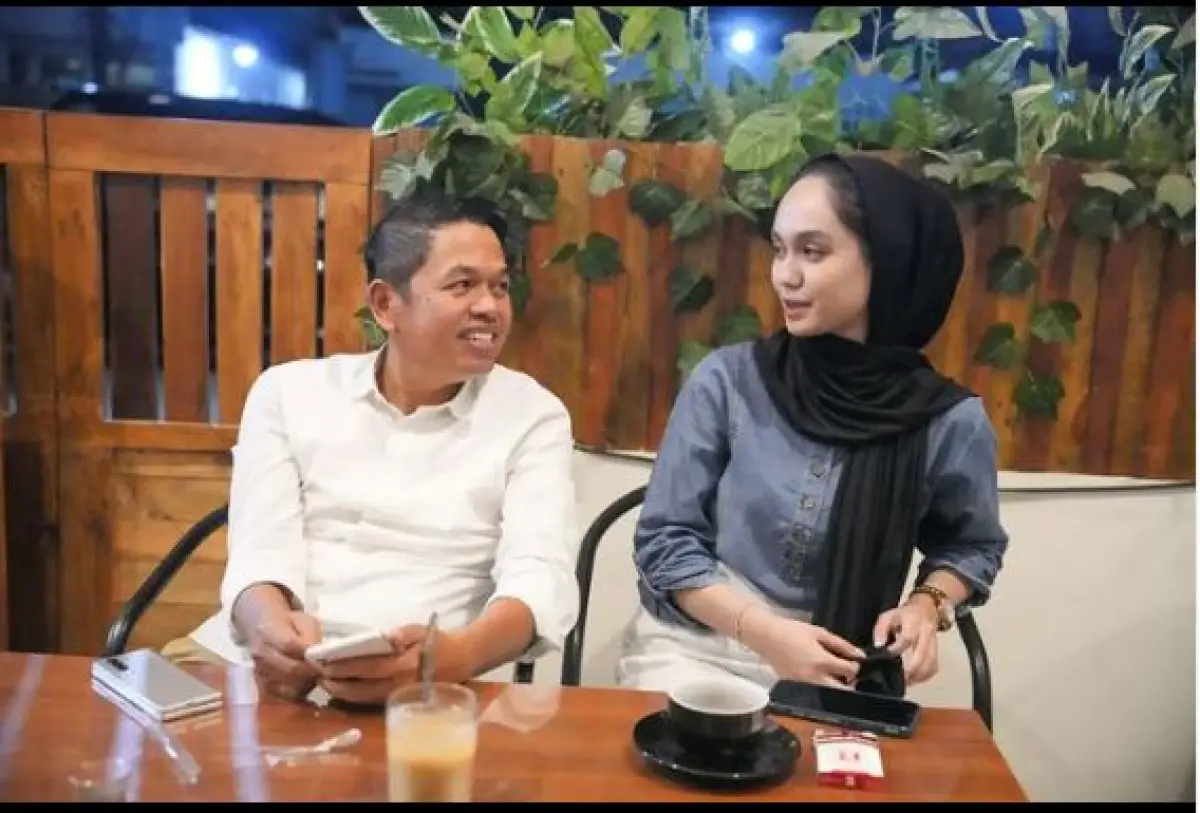 Dedi Mulyadi unggah foto bareng wanita cantik, warganet salfok akan hal ini (Sumber : instagram @dedimulyadi71)