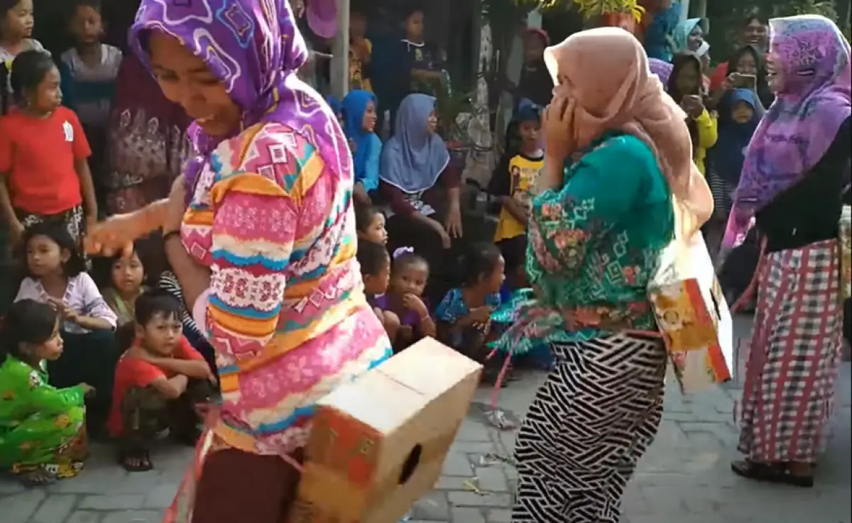 Lomba untuk ibu-ibu di perayaan 17 Agustus 2023. (Sumber : YouTube Dhany Khapoor)