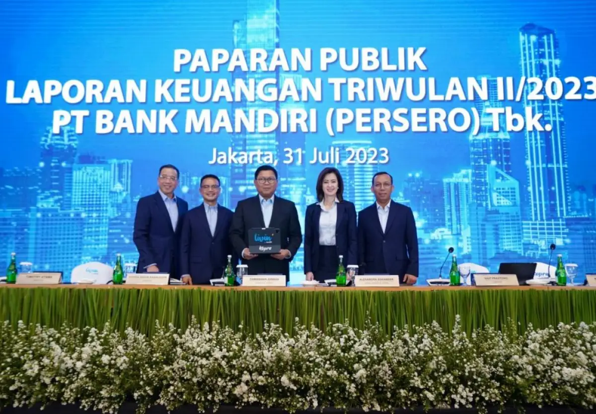 Jajaran direksi Bank Mandiri usai paparan publik laporan keuangan triwulan II/2023 di Jakarta, Senin 31 Juli 2023.