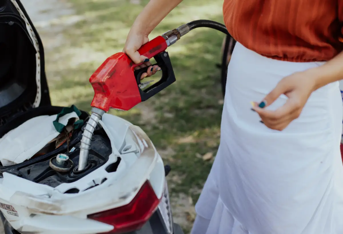 Ilustrasi | Harga BBM Pertamina resmi turun per1 November 2023 (Sumber : Pexels/cottonbro studio)