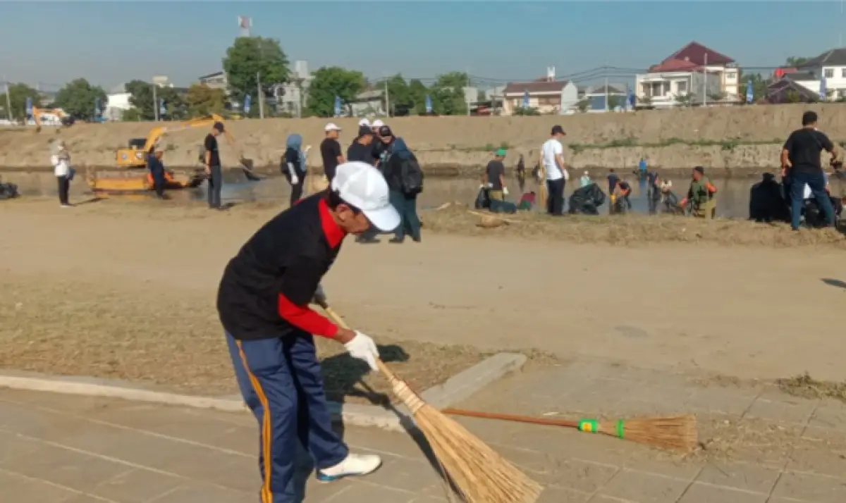 Pembersihan di area Sungai Banjir Kanal Timur Kota Semarang. (Sumber : Humas Pemkot Semarang)