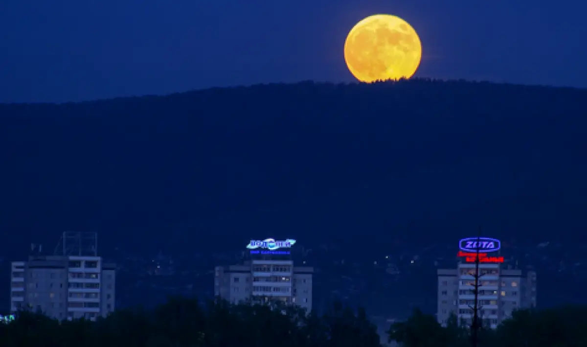 Ilustrasi fenomena supermoon (Sumber : Pixabay)