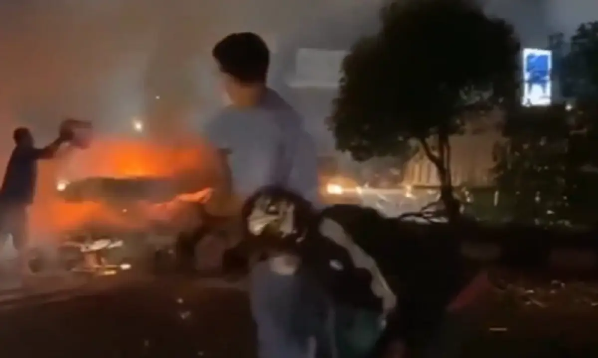 Tabrakan maut di Ringroad Barat Jogja, pengemudi Mercy tabrak pak ogah hingga tewas, Senin 31 Juli 2023 malam. (Sumber : Instagram @trendingjogja.id)