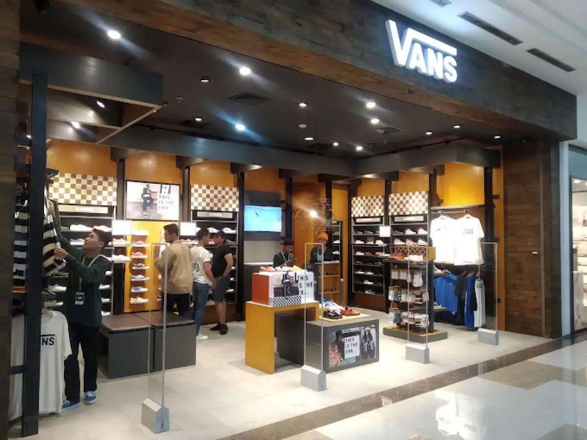 Outlet VANS Store. (Sumber : Google Primadewa Aji Nugroho)