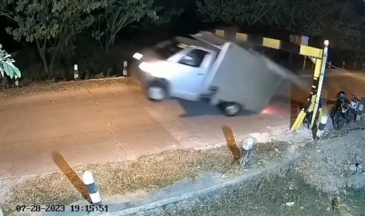 Terekam kamera CCTV video detik-detik mobil Grand Max yang menabrak portal di Bendungan Klambu, Grobogan. (Sumber : Instagram @portalsemarang)