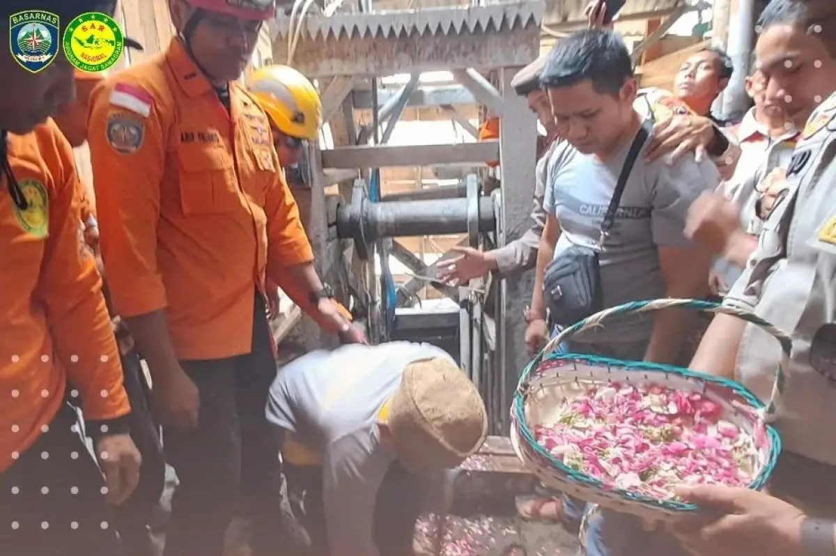 Doa bersama dan tabur bunga di lokasi terjebaknya 8 penambang emas di Banyumas, Selasa 1 Agustus 2023. (Sumber : Basarnas Cilacap)