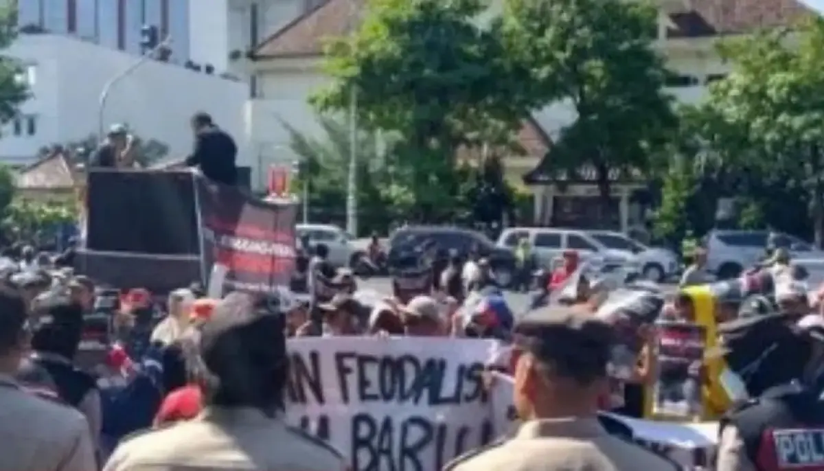 Warga Bedono korban Tol Semarang-Demak menggeruduk Kantor Gubernur Jawa Tengah untuk menyuarakan protes soal uang ganti rugi tanah yang disebut tak layak, Senin 30 Juli 2023.q (Sumber : Instagram @beritasemaranghariini)