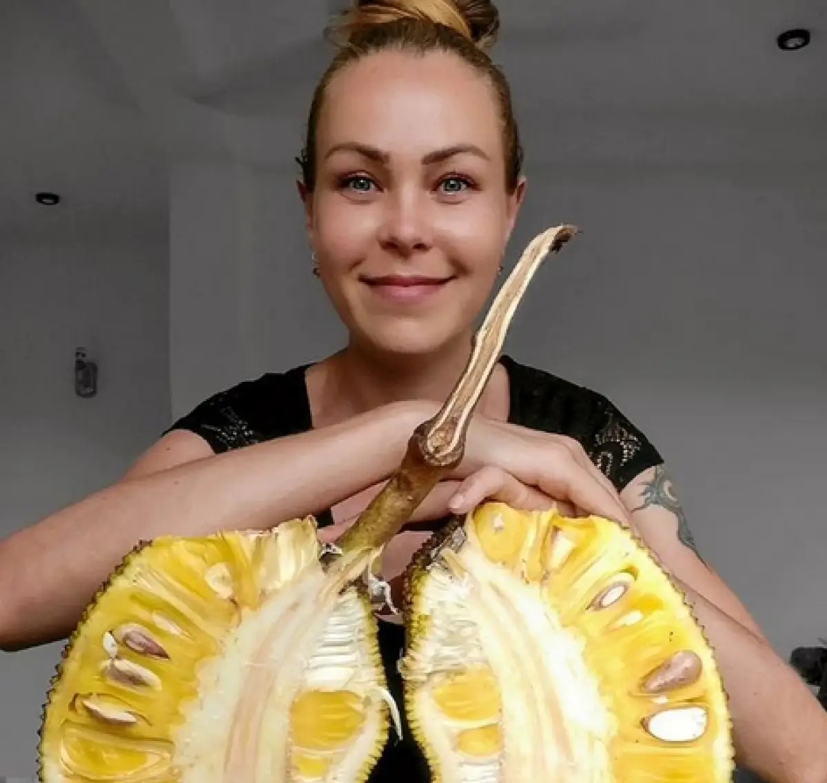Diet Vegan 7 Tahun Makan Nangka dan Durian, Influencer Cantik Ini Dikabarkan Tewas (Sumber : Instagram/@rawveganfoodchef)