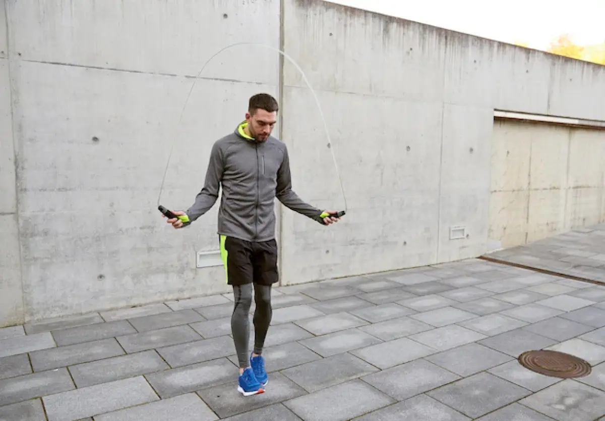 Ilustrasi skipping, olahraga untuk mengurangi berat badan. (Sumber : Freepik)