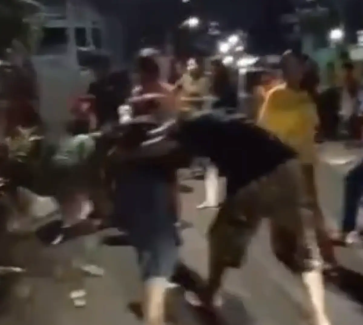 Video emak-emak tawuran hingga bapak-bapak kewalahan terjambak (Sumber : Instagram/@terangmedia)