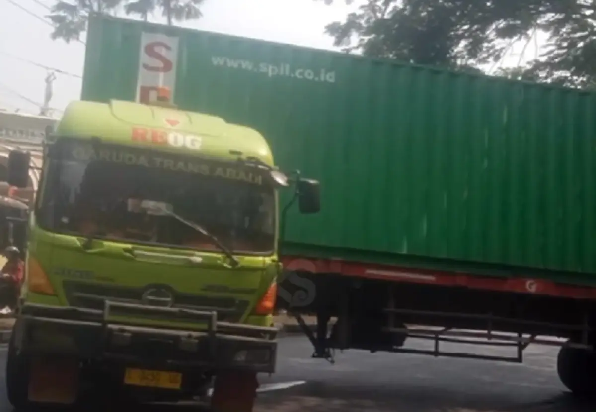 Truk kontainer tak kuat menanjak di tanjakan Silayur, berakhir malang melintang di jalan, Kamis 3 Agustus 2023. (Sumber : Instagram @kejadiansmg)