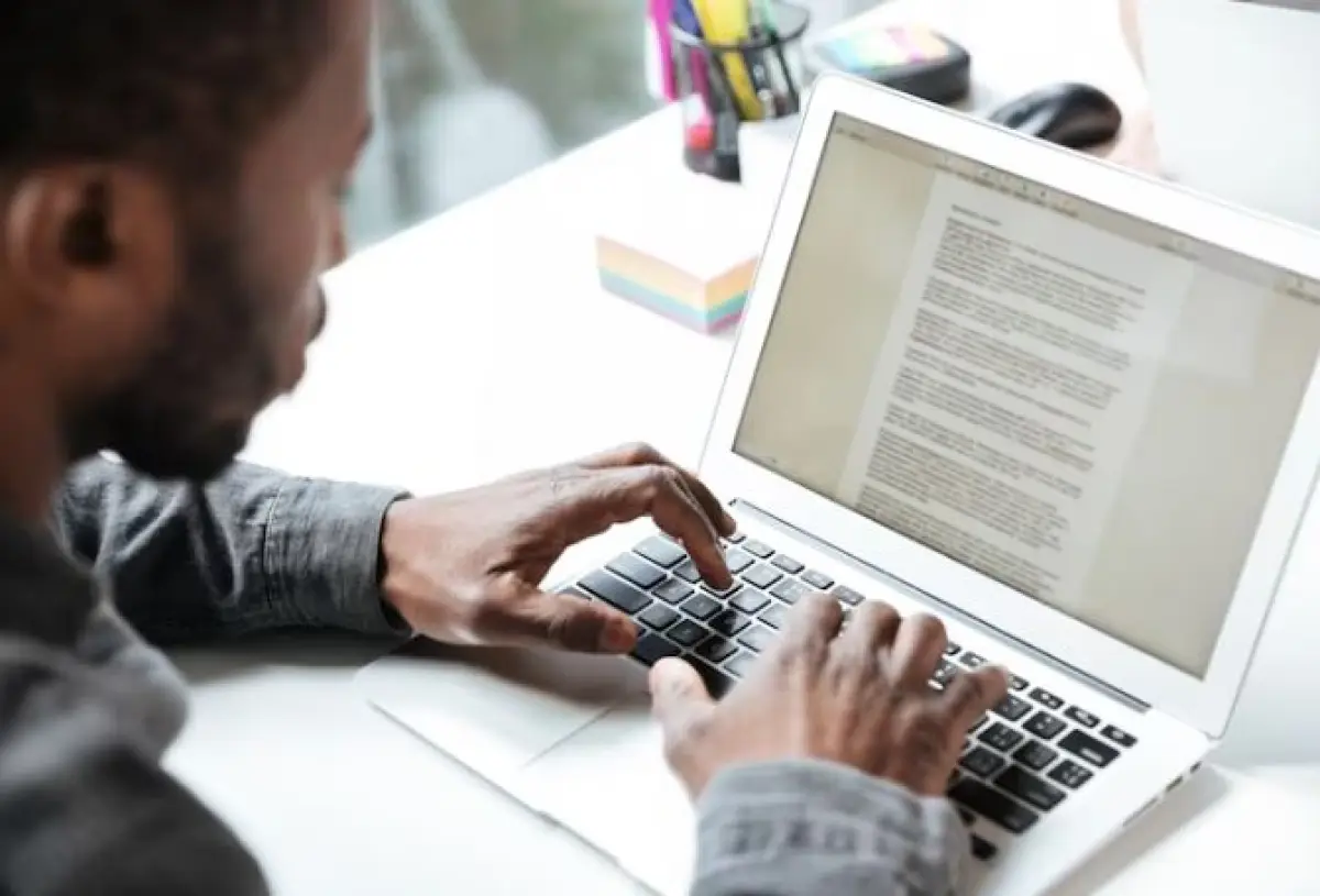 Ilustrasi | Cara Memilih Website AI Untuk Skripsi dan Jurnal (Sumber : Freepik/drobotdean)