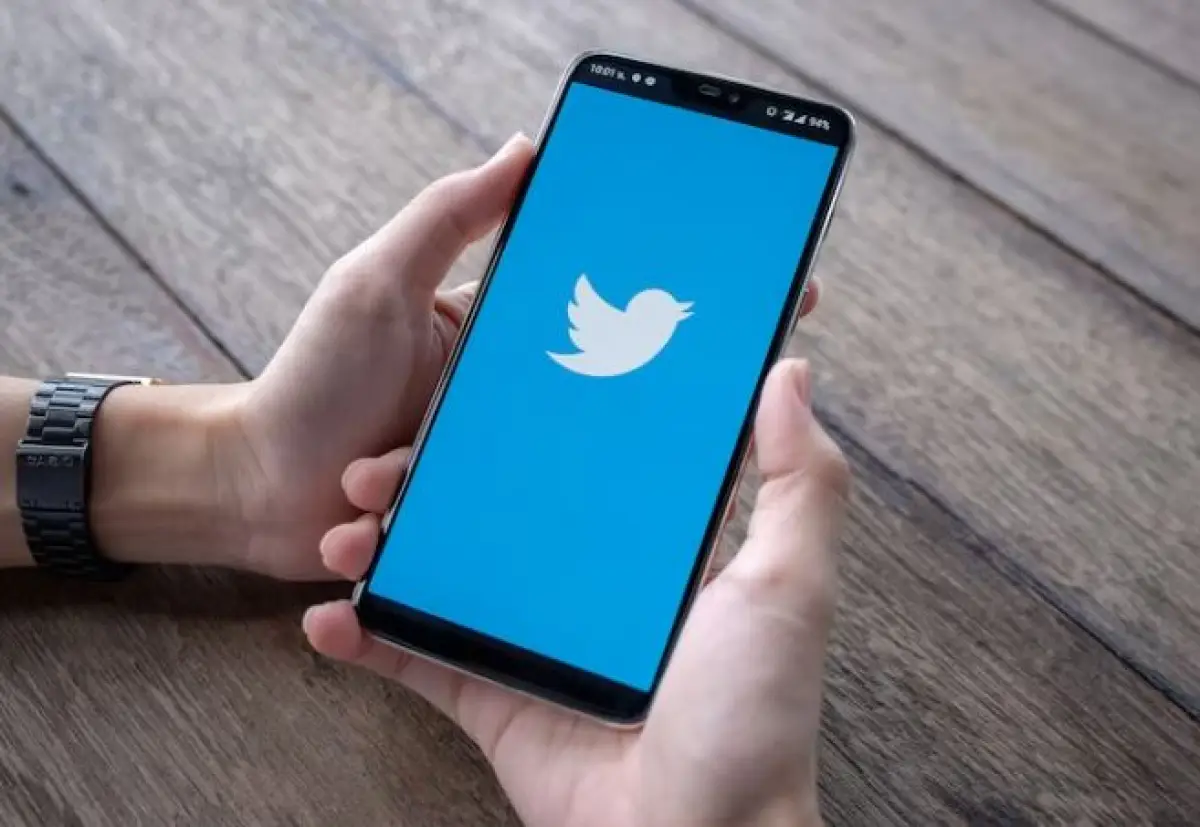 Ilustrasi | Heboh iPhone Masih Terinstall Aplikasi Twitter Lama dan dijual hingga ratusan juta (Sumber : Freepik/natanaelginting)