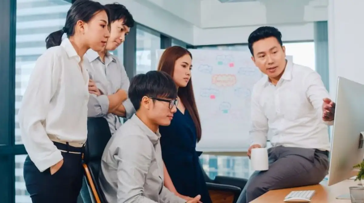 Ilustrasi | Cara Ampuh Supaya Kamu Jadi Pemimpin yang Dikagumi Tim (Sumber : Freepik/tirachardz)