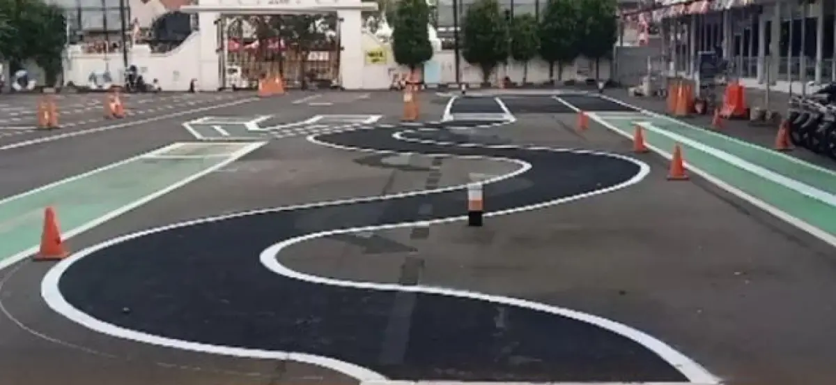 Lintasan huruf S pengganti lintasan zig-zag untuk ujian praktik SIM di Satlantas Polrestabes Semarang. (Sumber : Satlantas Polrestabes Semarang)