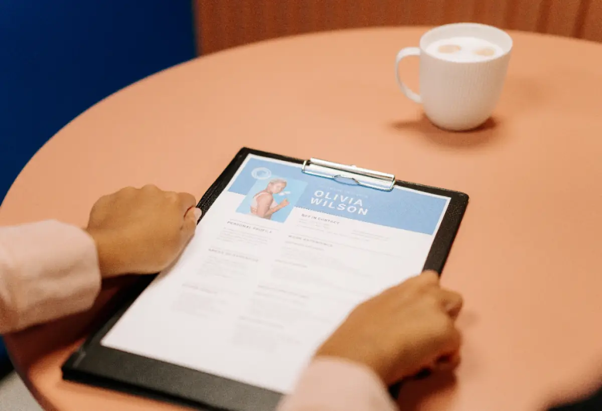 Ilustrasi | Langkah-langkah membuat CV milikmu tampil menonjol di banding yang lain. (Sumber : Pexels/cottonbro studio)