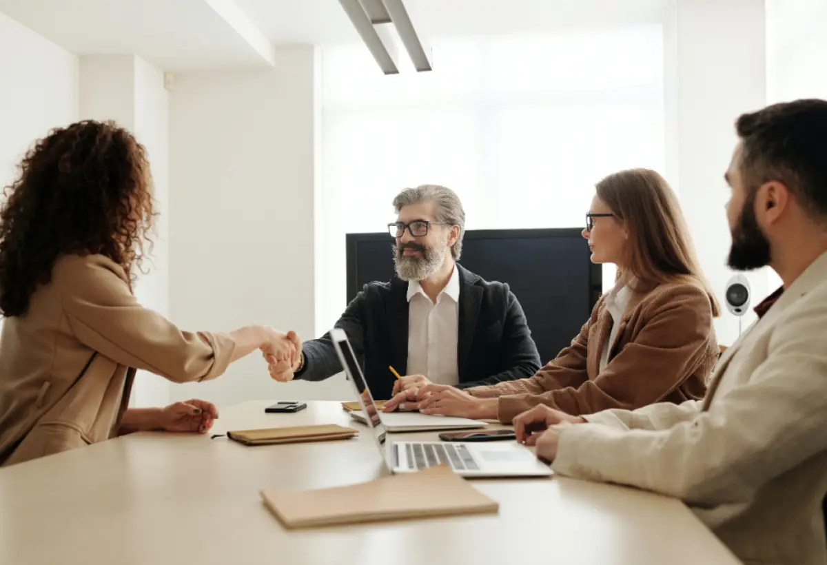 Tiga lowongan pekerjaan di Semarang: Promotor - Kredivo, Marketing - Mirelle Beauty, Retail Funding Officer - Bank Mega. (Sumber : Pexels/Edmond Dantès)