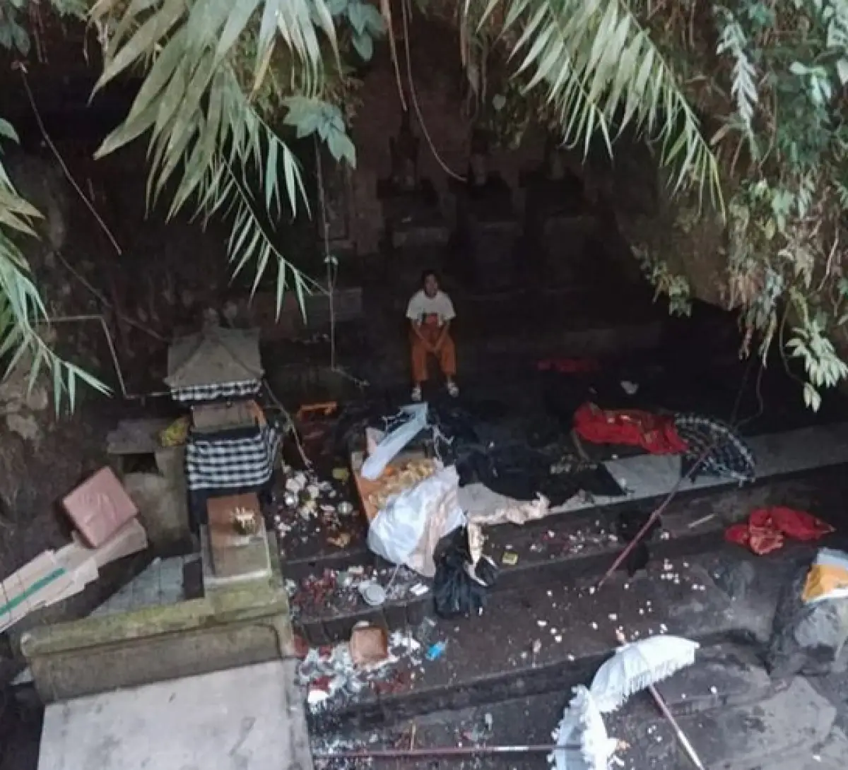 Viral Turis Korea Rusak Pura Goa Raja Besakih Bali Usai Ngaku Dapat Bisikan Gaib (Sumber : Instagram/@polreskarangasem.id)