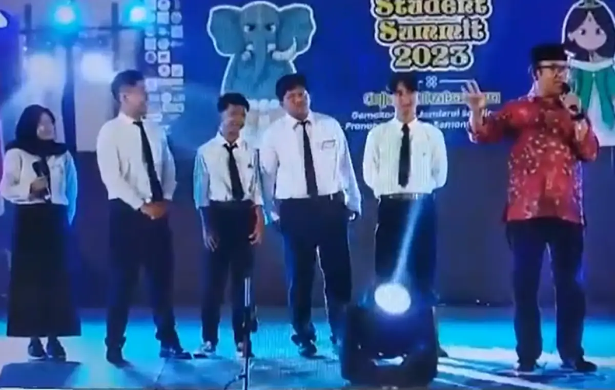 Bupati Banyumas, Achmad Husein kader PDIP dapat jawaban Anies Baswedan saat tanya capres favorit kepada tiga Mahasiswa baru Universitas Jenderal Soedirman. (Sumber : Twitter/panca66)