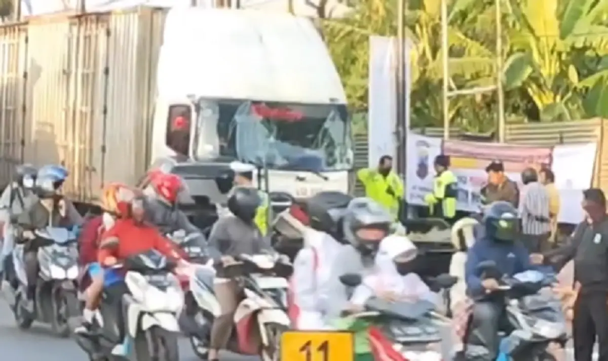 Truk box tabrak mobil pick up sayur dan Grand Max di Sukun, Banyumanik, Semarang, Rabu 9 Agustus 2023. (Sumber : Instagram @kejadiansmg)