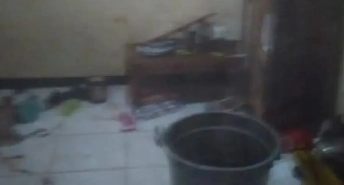 Penemuan mahasiswa Unnes Semarang yang tewas tertelungkup di ember kontrakan di Patemon, Gunungpati, Selasa 8 Agustus 2023. (Sumber : Instagram @portalsemarang)