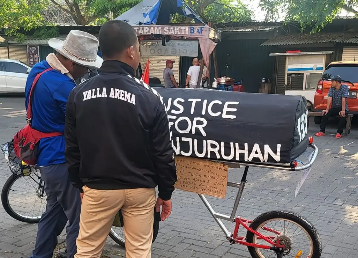 Pak Midun sosok pencari keadilan tragedi Kanjuruhan tiba di Semarang dengan sepedanya dikawal Panser Biru, Selasa 8 Agustus 2023. (Sumber : Instagram @kepareng_wareng)