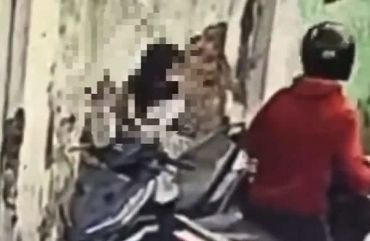 Aksi tidak senonoh dilakukan seorang pria pengendara motor di Jalan Jangli, Tembalang, Semarang, yang nekat memamerkan kemaluan ke remaja di pinggir jalan, Selasa 8 Agustus 2023. (Sumber : Instagram @kejadiansmg)