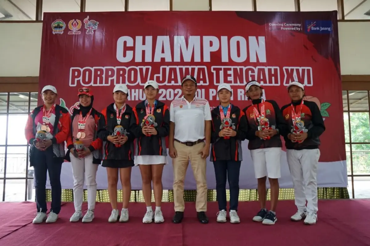 Direktur Semarang Royale Golf Purwo Widodo foto bersama peraih medali Cabor Golf di ajang Porprov 2023 di Semarang Royale Golf.