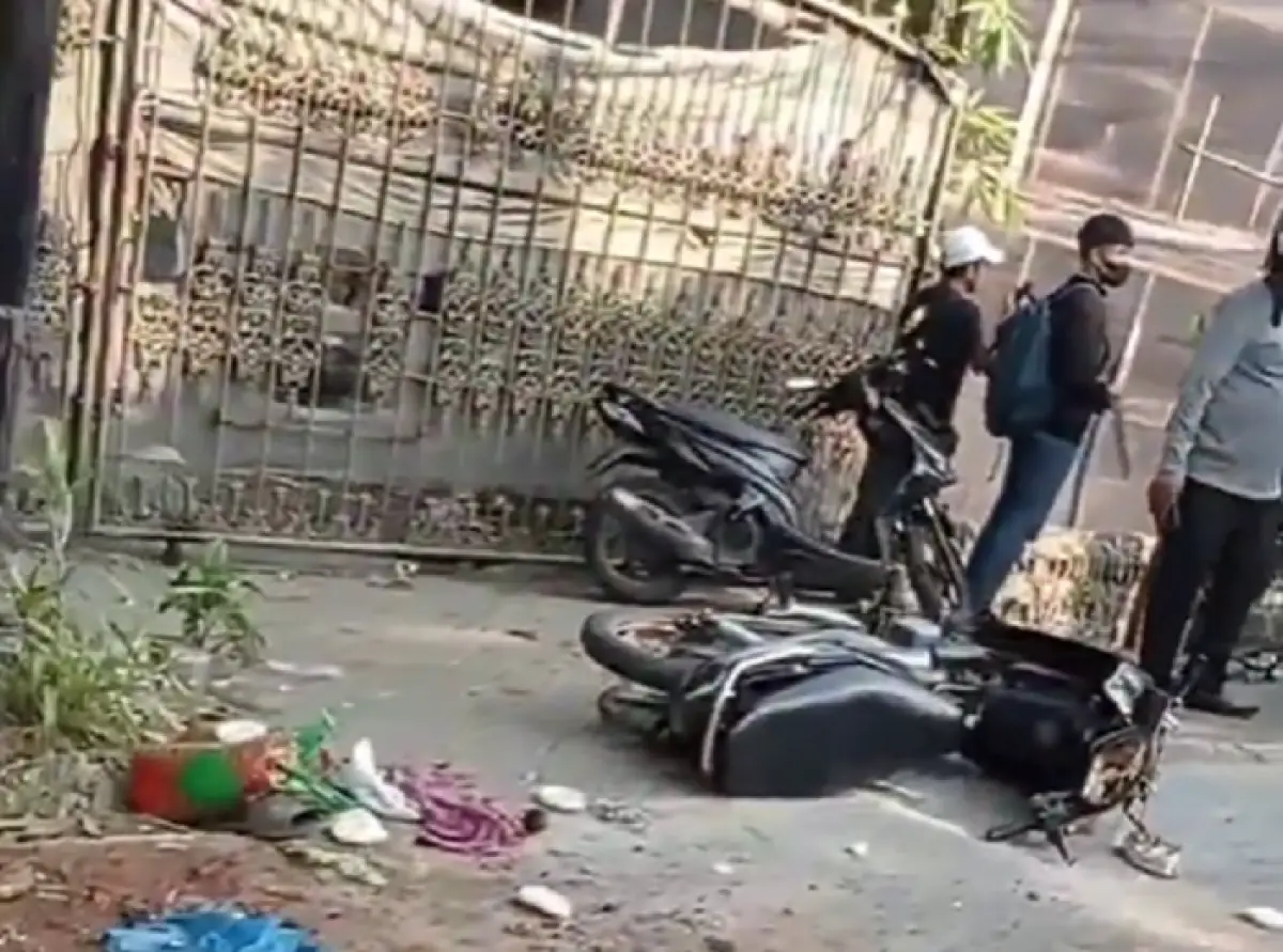 Kamis 10 Agustus 2023 pagi sekitar pukul 08.20 WIB, terjadi kecelakaan di Jalan Woltermonginsidi Bangetayu, Genuk, Kota Semarang. Satu orang pengendara motor dinyatakan tewas. (Sumber : Instagram @infokejadian_genuk)