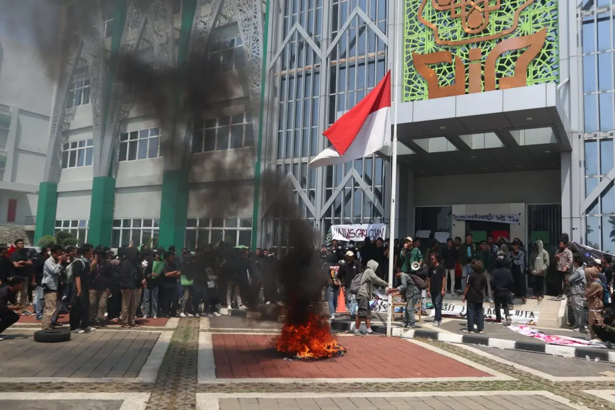 Demo mahasiswa UIN Walisongo Semarang soal Mahad Al Jamiah. (Sumber : Komunitas Mahasiswa UIN Walisongo Semarang)