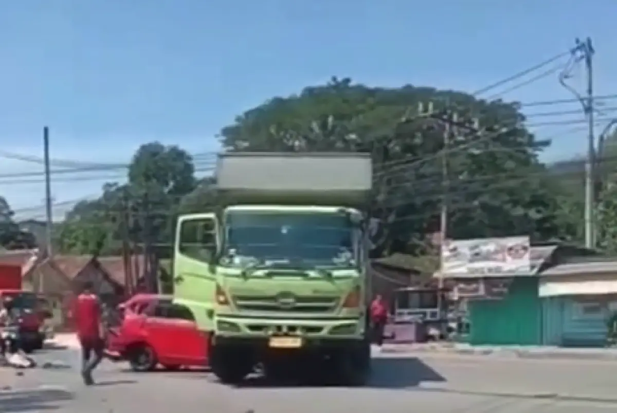 Kecelakaan lalu lintas melibatkan 3 kendaraan terjadi di depan Taman Lele, Tambak Aji, Ngaliyan, Kota Semarang, Jumat 11 Agustus 2023. (Sumber : Instagram @kejadiansmg)