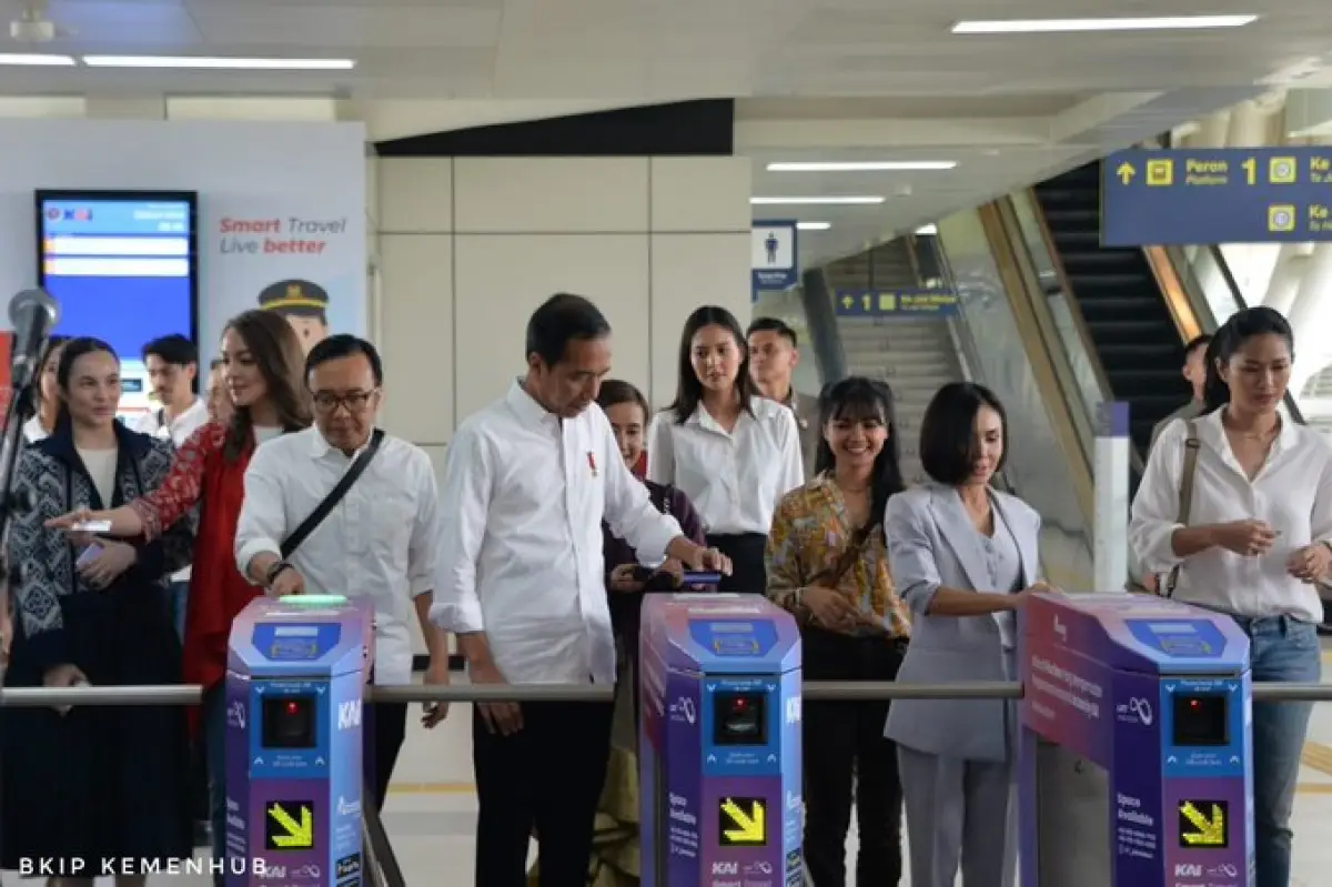 Momen Presiden Jokowi ajak 20 artis untuk jajal naik LRT Jabodetabek, Kamis 10 Agustus 2023. (Sumber : BKIP Kemenhub)