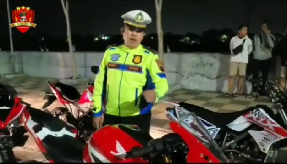 Polisi amankan para pelaku balap liar di Jalan Madukoro Semarang. Empat pemuda naik motor sport masih baru kena tilang. (Sumber : Team Elang Hebat Semarang)