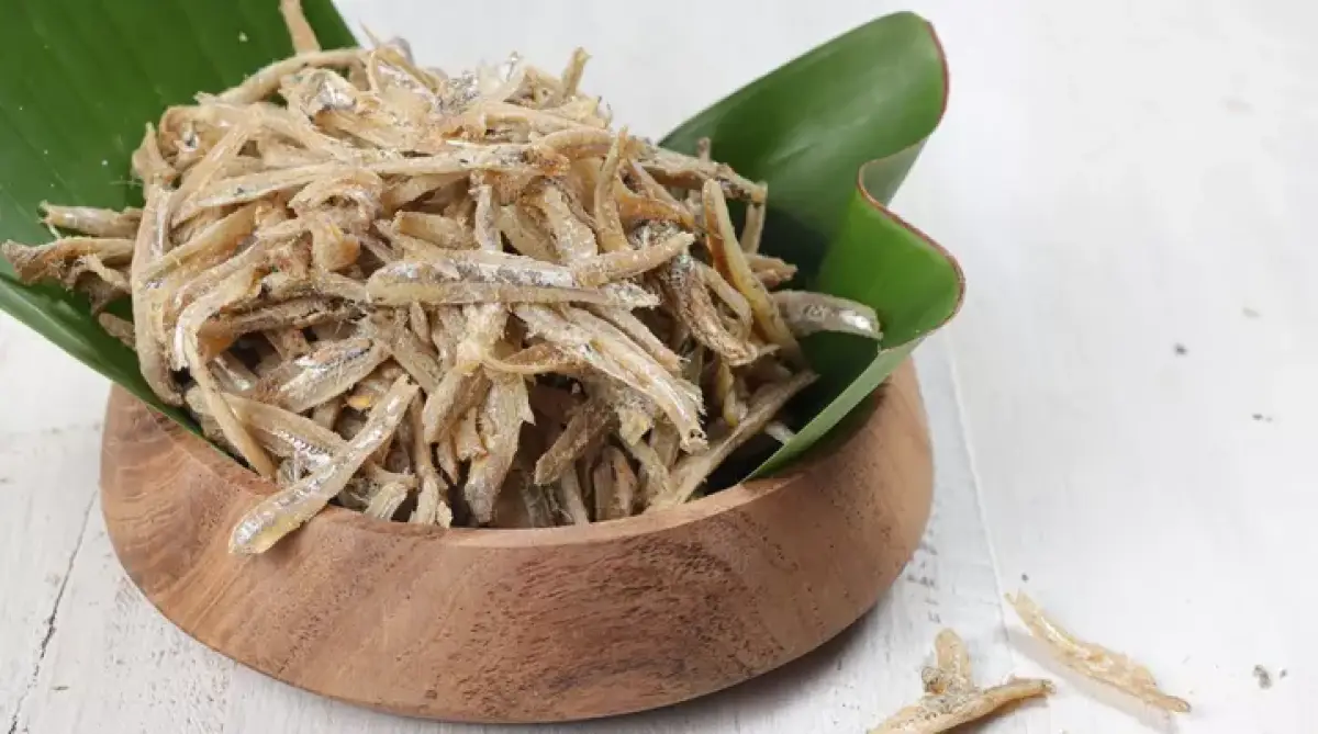 Ikan teri aman dikonsumsi untuk bayi 6 bulan yang mulai makan MPASI. (Sumber : klikdokter)