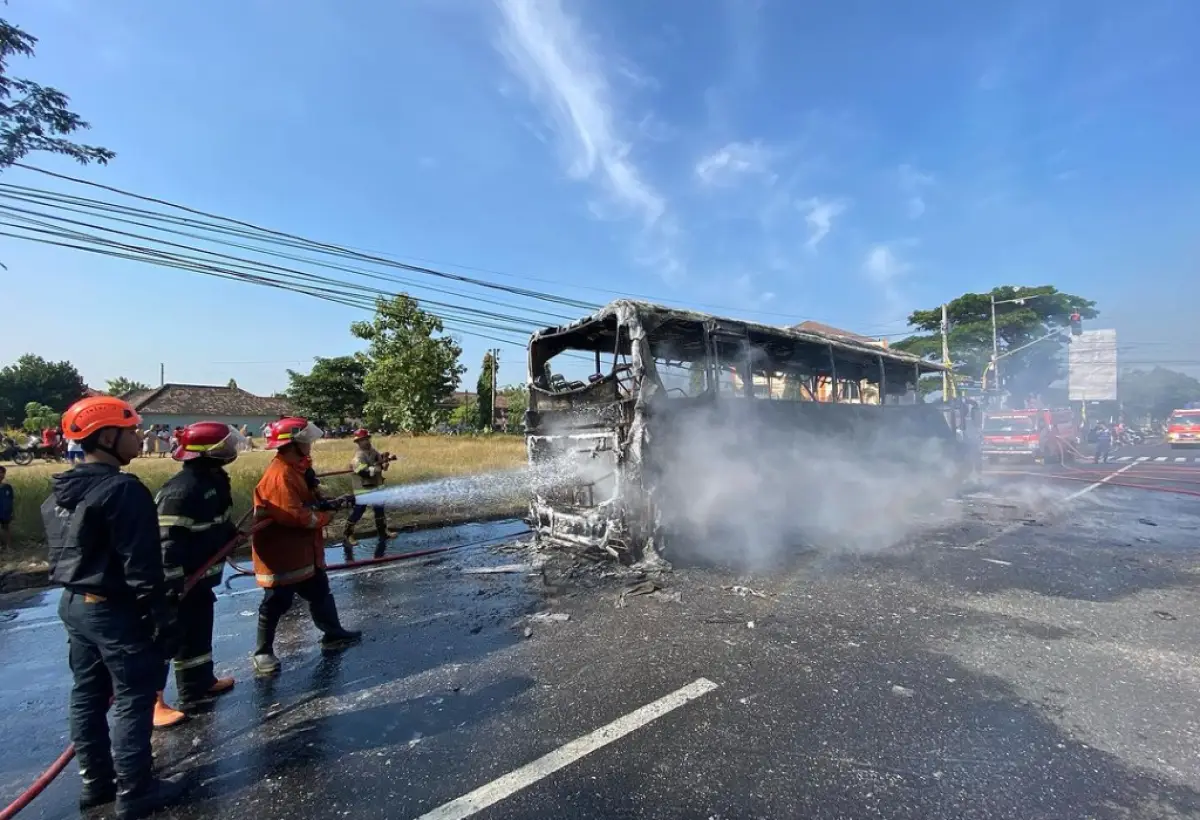 Bus pariwisata terbakar di persimpangan Sanggung, Kartasura, Kabupaten Sukoharjo, Jawa Tengah, Minggu, 13 Agustus 2023 pukul 08.00 WIB. (Sumber : Instagram/damkar_sukoharjo)