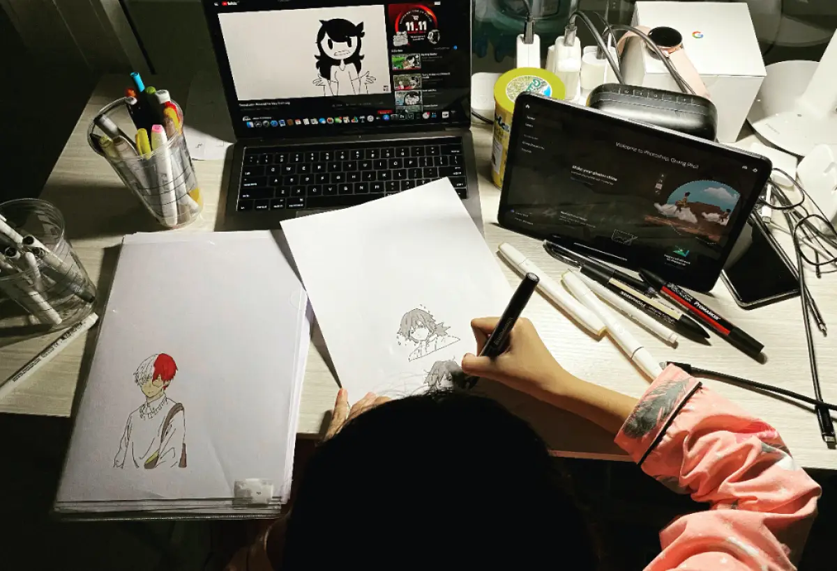 Tiga lowongan pekerjaan di Semarang dari Graphic Desaigner, Host Live Streaming, dan Sales Mall. (Sumber : Pexels/Trần Quang Phú)