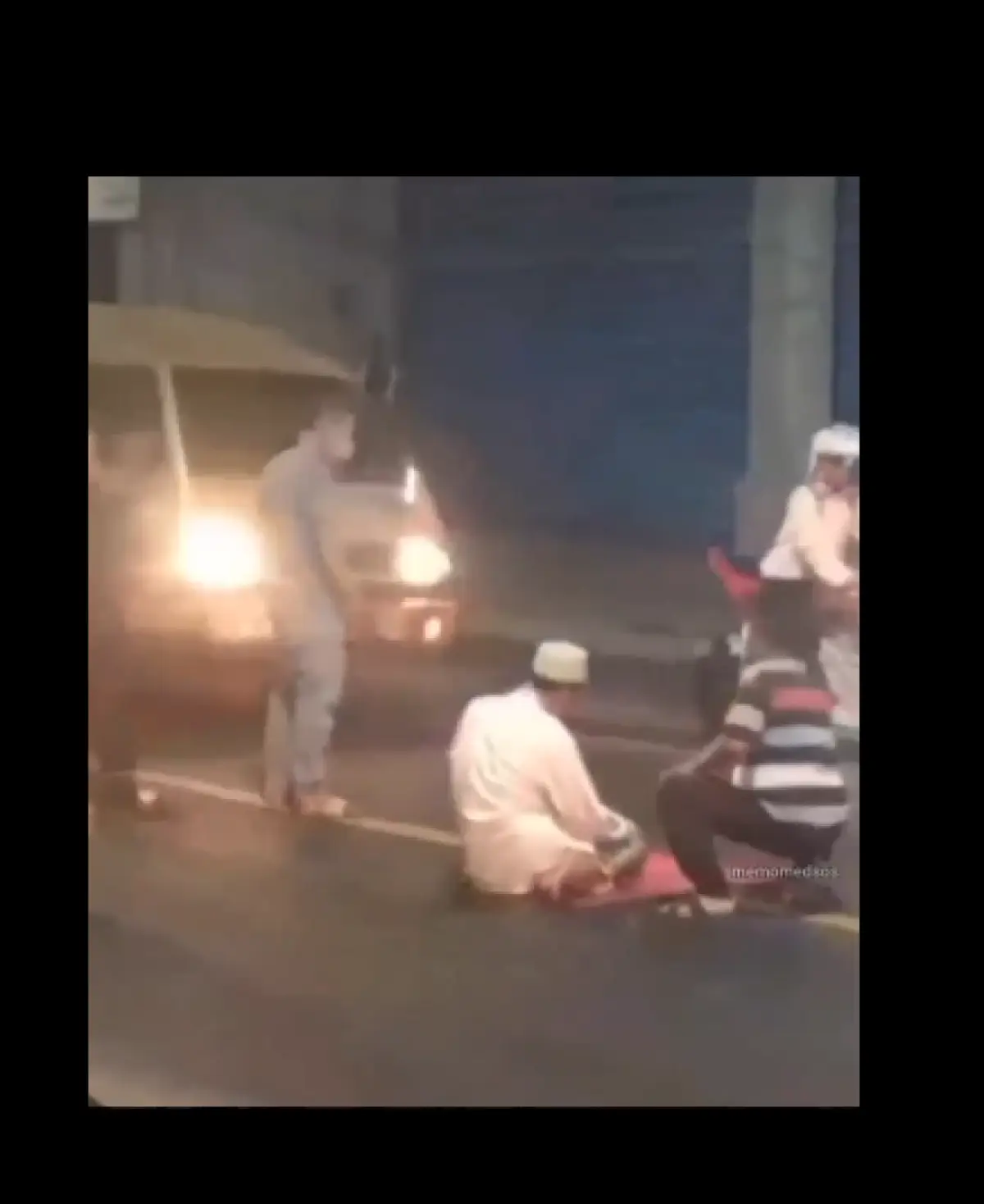 Disebut Ingin Langsung Ketemu Tuhan, Viral Video Pria Salat di Tengah Jalan Ramai Bikin Warganet Heran (Sumber : Instagram/@memomedsos)