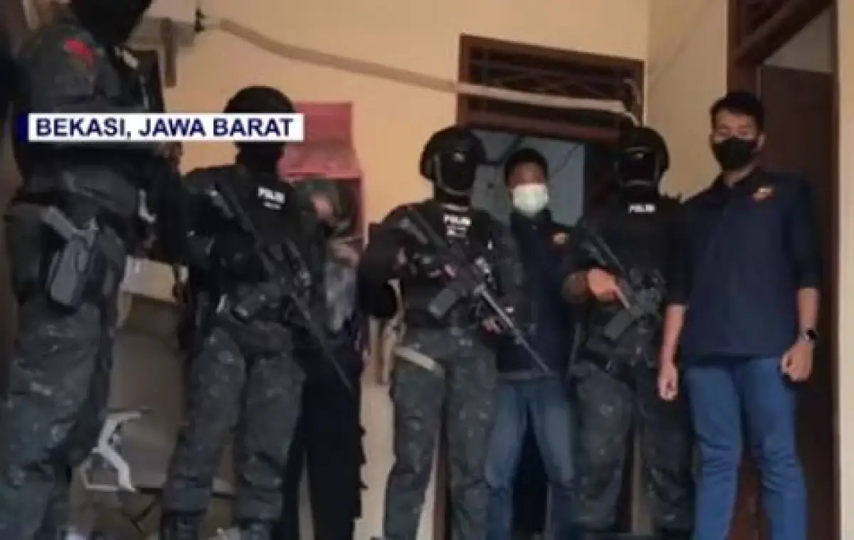 Rumah terduga pelaku teroris di Bekasi, Jawa Barat, digrebek Densus 88 (Sumber : Kompas TV)