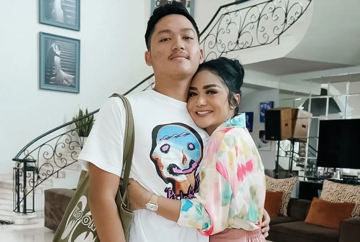 Azriel Hermansyah icip kuliner di Kota Semarang, Nasi Gudeg Mbak Tum dan Sop Buntut Pak Supar. (Sumber : Instagram @azriel_hermansyah)