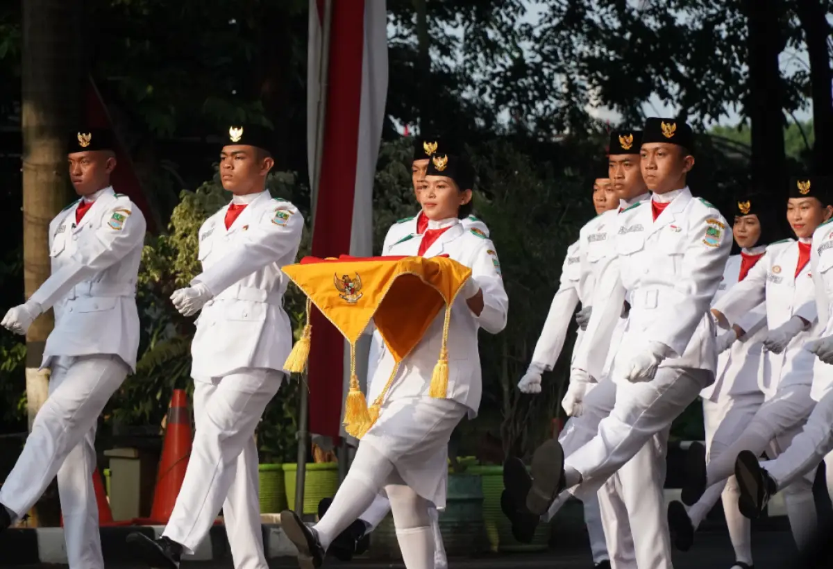 Contoh naskah teks doa upacara 17 Agustus 2023 yang menyentuh hati dan indah dibaca. (Sumber : Pexels/Gabriel Judas)