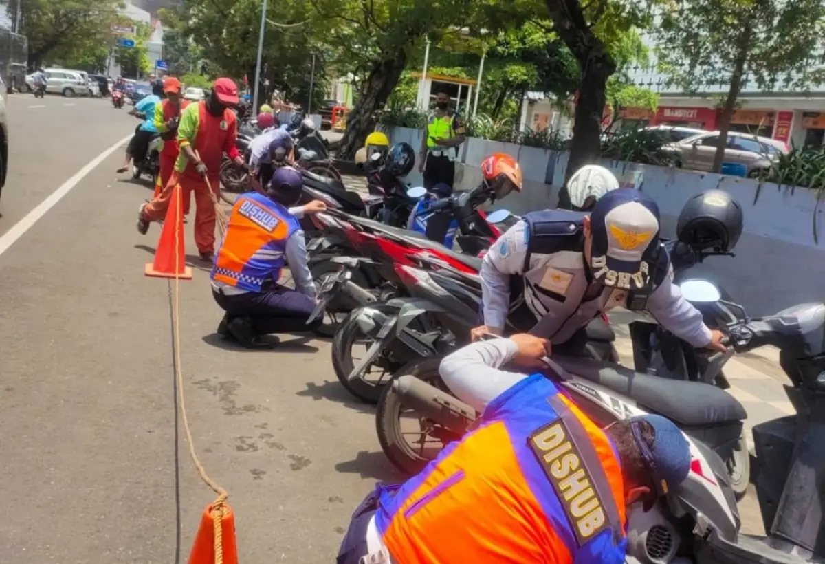 Ilustrasi | Penerapan parkir elektronik bakal diperluas, kebiasaan transaksi tunai warga dan juru parkir jadi tantangan peralihan metode pembayaran. (Sumber : Dok. Dinhub Kota Semarang)