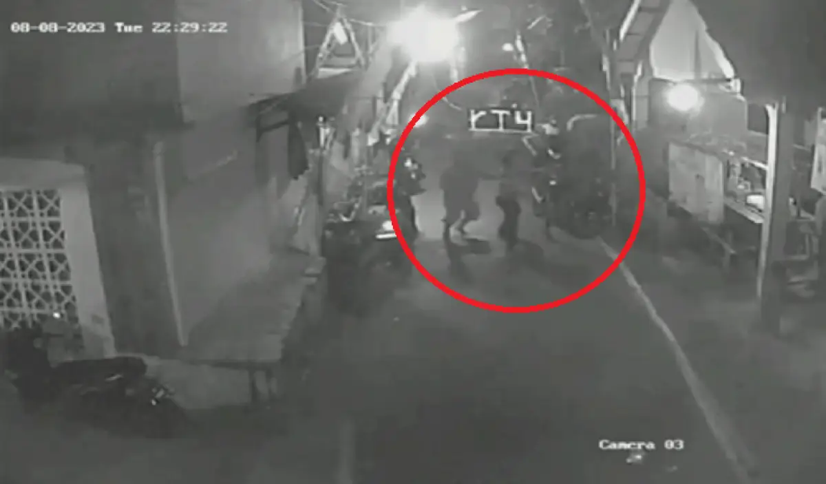 Rekaman CCTV detik-detik pengeroyokan di Jalan Saputan Raya Tandang, Candisari, Kota Semarang, 8 Agustus 2023 malam. (Sumber : Instagram @infokriminalsemarang)