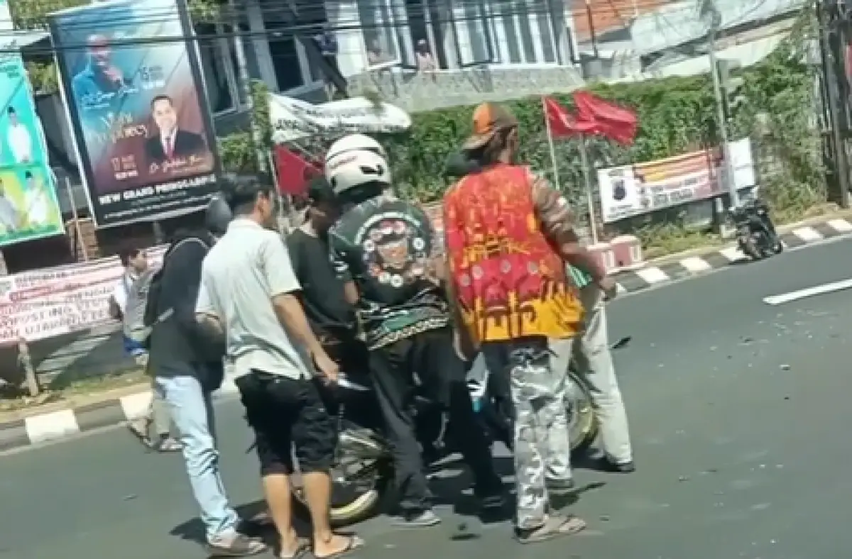 Kecelakaan melibatkan ambulans dan motor terjadi di lampu merah Jalan Kompol Maksum dan Jalan Dokter Cipto, Kota Semarang, Rabu 16 Agustus 2023 pukul 10.00 WIB. (Sumber : Instagram @kejadiansmg)